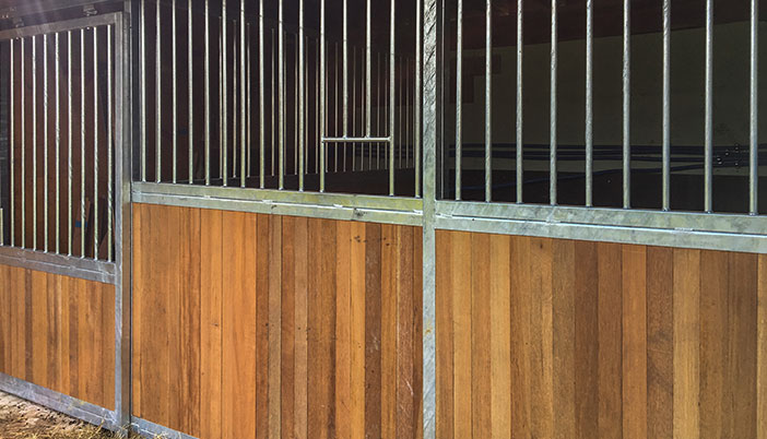 paardenstallen houten deuren schuifdeur