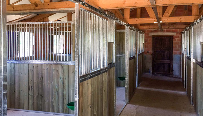 paardenstallen houten deuren draaideur